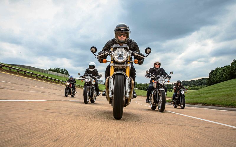 Nguyên tắc di chuyển an toàn khi chạy xe máy theo đoàn